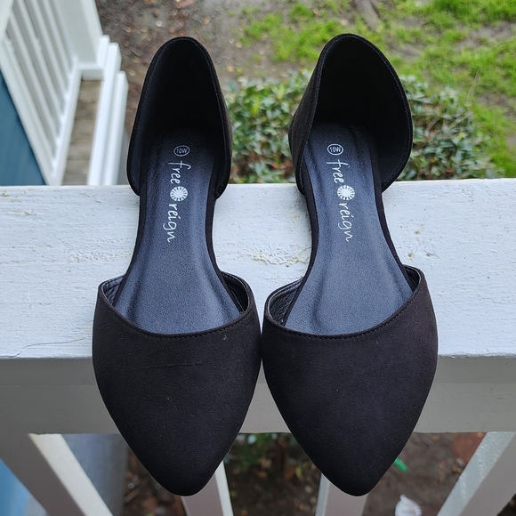 Women's Black Slip On Flats - Picture 2 of 3